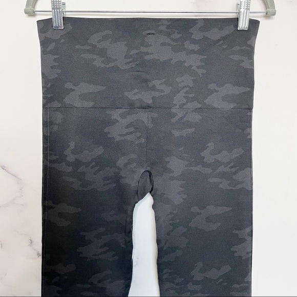 SPANX Look at Me Now Seamless Cropped Leggings in Black Camo - Picture 10 of 13
